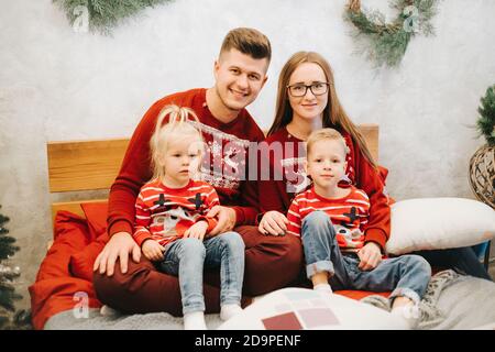 Fröhliche Familie mit Spaß zusammen auf dem Bett Stockfoto