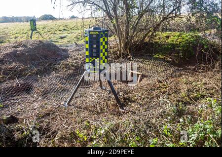 Räumung von Dachsen Räumung des Dachsbaus mit Metallzäunung und Einwegausfahrtstoren, Teil des HS2 Projektes in der Nähe von Kenilworth, Warwickshire, England, - November 2020. Armadillo VideoGuard Überwachungsroboter verwendet, um Ort zu beobachten und zu erkennen Demonstranten Stockfoto