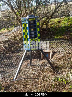 Räumung von Dachsen Räumung des Dachsbaus mit Metallzäunung und Einwegausfahrtstoren, Teil des HS2 Projektes in der Nähe von Kenilworth, Warwickshire, England, - November 2020. Armadillo VideoGuard Überwachungsroboter verwendet, um Ort zu beobachten und zu erkennen Demonstranten Stockfoto