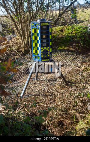 Räumung von Dachsen Räumung des Dachsbaus mit Metallzäunung und Einwegausfahrtstoren, Teil des HS2 Projektes in der Nähe von Kenilworth, Warwickshire, England, - November 2020. Armadillo VideoGuard Überwachungsroboter verwendet, um Ort zu beobachten und zu erkennen Demonstranten Stockfoto