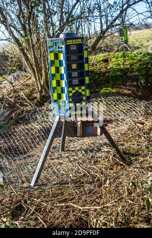 Räumung von Dachsen Räumung des Dachsbaus mit Metallzäunung und Einwegausfahrtstoren, Teil des HS2 Projektes in der Nähe von Kenilworth, Warwickshire, England, - November 2020. Armadillo VideoGuard Überwachungsroboter verwendet, um Ort zu beobachten und zu erkennen Demonstranten Stockfoto