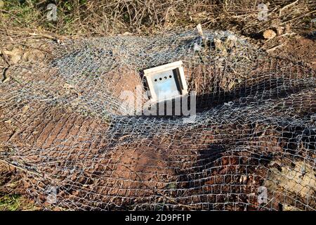 Räumung von Dachsen Räumung des Dachsbaus mit Metallzäunung und Einwegausfahrtstoren, Teil des HS2 Projektes in der Nähe von Kenilworth, Warwickshire, England, - November 2020. Stockfoto