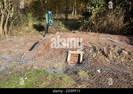 Räumung von Dachsen Räumung des Dachsbaus mit Metallzäunung und Einwegausfahrtstoren, Teil des HS2 Projektes in der Nähe von Kenilworth, Warwickshire, England, - November 2020. Armadillo VideoGuard Überwachungsroboter verwendet, um Ort zu beobachten und zu erkennen Demonstranten Stockfoto