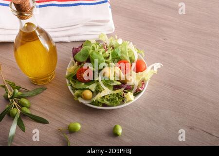 Mediterraner Salat mit frischem Gemüse auf einer hölzernen Küchenbank. Erhöhte Ansicht. Horizontale Komposition. Stockfoto