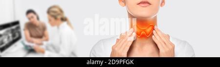 Frau tastend ihren Hals, Schilddrüse untersuchen. Eine virtuelle Schilddrüse auf ihrem Hals. Medizinische Ultraschalldiagnostik der Schilddrüse auf dem Rücken Stockfoto