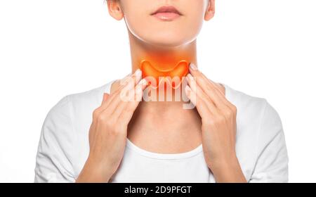 Frau zeigt bemalte Schilddrüse auf ihrem Hals. Vergrößerte Schmetterling-förmige Schilddrüse, isoliert auf weißem Hintergrund Stockfoto