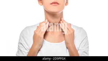 Frau Palpation ihren Hals, untersuchen Schilddrüse. Vergrößerte Schmetterling-förmige Schilddrüse, isoliert auf weißem Hintergrund Stockfoto