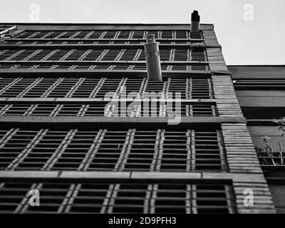 Lüftungsrohr von einer Gebäudefassade Stockfoto