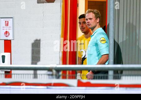 MAASTRICHT, NIEDERLANDE - NOVEMBER 06: Schiedsrichter-Assistent Frans Ozinga beim niederländischen Keukenkampioendivisie-Spiel zwischen MVV und NAC am 6. november 2020 im De-Geusselt-Stadion in Maastricht, Niederlande (Foto: Perry vd Leuvert/Orange Pictures) Stockfoto