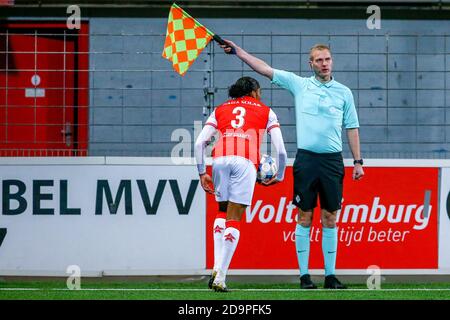 MAASTRICHT, NIEDERLANDE - NOVEMBER 06: Assistenzreferent Patrick Inia während des niederländischen Keukenkampioendivisie-Spiels zwischen MVV und NAC im De Geusselt-Stadion am 6. november 2020 in Maastricht, Niederlande (Foto: Perry vd Leuvert/Orange Pictures) Stockfoto