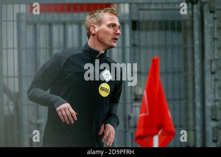 MAASTRICHT, NIEDERLANDE - NOVEMBER 06: Assistenzreferent Patrick Inia während des niederländischen Keukenkampioendivisie-Spiels zwischen MVV und NAC im De Geusselt-Stadion am 6. november 2020 in Maastricht, Niederlande (Foto: Perry vd Leuvert/Orange Pictures) Stockfoto