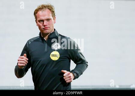 MAASTRICHT, NIEDERLANDE - NOVEMBER 06: Schiedsrichter-Assistent Frans Ozinga beim niederländischen Keukenkampioendivisie-Spiel zwischen MVV und NAC am 6. november 2020 im De-Geusselt-Stadion in Maastricht, Niederlande (Foto: Perry vd Leuvert/Orange Pictures) Stockfoto