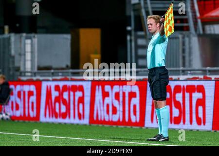 MAASTRICHT, NIEDERLANDE - NOVEMBER 06: Assistenzreferent Patrick Inia während des niederländischen Keukenkampioendivisie-Spiels zwischen MVV und NAC im De Geusselt-Stadion am 6. november 2020 in Maastricht, Niederlande (Foto: Perry vd Leuvert/Orange Pictures) Stockfoto