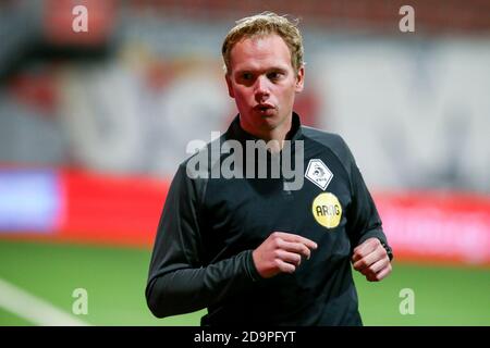 MAASTRICHT, NIEDERLANDE - NOVEMBER 06: Schiedsrichter-Assistent Frans Ozinga beim niederländischen Keukenkampioendivisie-Spiel zwischen MVV und NAC am 6. november 2020 im De-Geusselt-Stadion in Maastricht, Niederlande (Foto: Perry vd Leuvert/Orange Pictures) Stockfoto