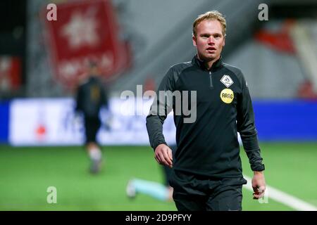 MAASTRICHT, NIEDERLANDE - NOVEMBER 06: Schiedsrichter-Assistent Frans Ozinga beim niederländischen Keukenkampioendivisie-Spiel zwischen MVV und NAC am 6. november 2020 im De-Geusselt-Stadion in Maastricht, Niederlande (Foto: Perry vd Leuvert/Orange Pictures) Stockfoto