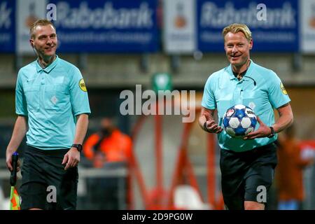 MAASTRICHT, NIEDERLANDE - NOVEMBER 06: Schiedsrichter-Assistent Patrick Inia, Schiedsrichter Kevin Bloem während des niederländischen Keukenkampioendivisie-Spiels zwischen MVV und NAC im De-Geusselt-Stadion am 6. november 2020 in Maastricht, Niederlande (Foto: Perry vd Leuvert/Orange Pictures) Stockfoto