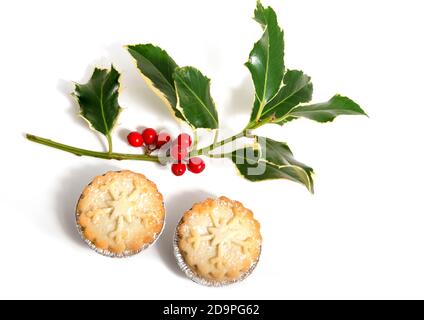 Bunte Stechpalme mit roten Beeren und zwei Mince Pies im Studio genommen (nicht ausgeschnitten), UK Stockfoto