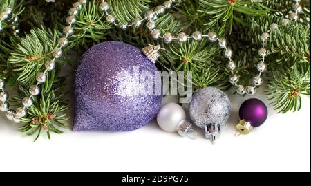 Silber und violett Weihnachtsverzierungen Rand auf weißem Hintergrund Stockfoto