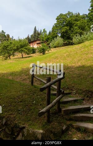 Blick auf die Landschaft des Parks von Burcina in Biella, Piemont, Italien Stockfoto