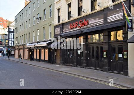 London, Großbritannien. November 2020. Tagesansicht einer leeren und menschenleeren Old Compton Street in Soho mit vertauften Restaurants.die meisten Geschäfte, Restaurants und Geschäfte haben geschlossen, da die zweite Monat-lange landesweite Covid 19 Sperre in England beginnt. Kredit: SOPA Images Limited/Alamy Live Nachrichten Stockfoto