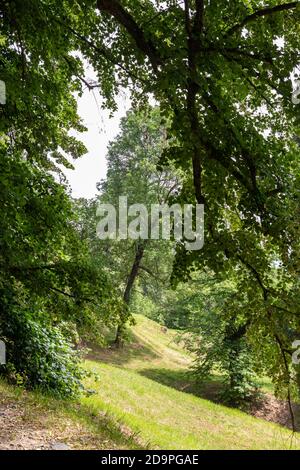 Blick auf die Landschaft des Parks von Burcina in Biella, Piemont, Italien Stockfoto