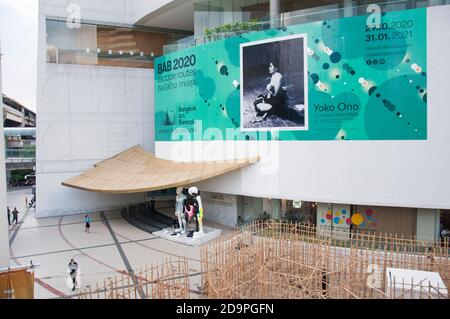 Bangkok, Thailand. November 2020. Ein großes Schild der Ausstellung "Bangkok Art Biennale 2020" ist an der Wand vor dem Bangkok Art and Culture Centre (BACC) abgebildet.Bangkok Art Biennale (BAB) ist ein halbjährliches Kunstfestival in der Hauptstadt Thailands im Herzen von Bangkok, in Galerien, öffentlichen Räumen, Tempel und ikonischen Wahrzeichen. Bangkok Art Biennale (BAB) wurde vom 29. Oktober 2020 bis zum 31. Januar 2021 begonnen. Kredit: SOPA Images Limited/Alamy Live Nachrichten Stockfoto