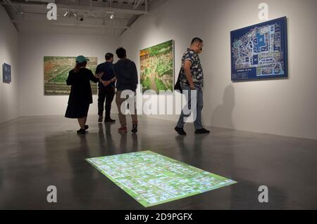 Bangkok, Thailand. November 2020. Während der Ausstellung im Prelude One Bangkok werden die Menschen beim Betragen des Gemäldes gesehen.Bangkok Art Biennale (BAB) ist ein halbjährliches Kunstfestival, das in der Hauptstadt Thailands im Herzen von Bangkok stattfindet, in Galerien, öffentlichen Räumen, Tempel und ikonischen Wahrzeichen. Bangkok Art Biennale (BAB) wurde vom 29. Oktober 2020 bis zum 31. Januar 2021 begonnen. Kredit: SOPA Images Limited/Alamy Live Nachrichten Stockfoto