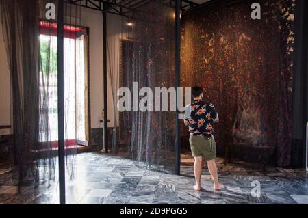 Bangkok, Thailand. November 2020. Während der Ausstellung wird ein Mann gesehen, der das Kunstwerk im Wat Pho betrachtet.Bangkok Art Biennale (BAB) ist ein halbjährliches Kunstfestival, das in der Hauptstadt Thailands im Herzen von Bangkok stattfindet, in Galerien, öffentlichen Räumen, Tempel und ikonischen Wahrzeichen. Bangkok Art Biennale (BAB) wurde vom 29. Oktober 2020 bis zum 31. Januar 2021 begonnen. Kredit: SOPA Images Limited/Alamy Live Nachrichten Stockfoto