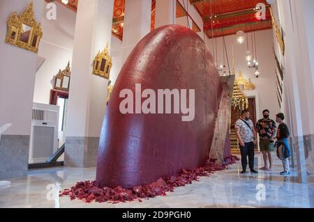 Bangkok, Thailand. November 2020. Man sieht die Menschen vor der Skulptur von Sir Anish Kapoor im Wat Pho sprechen.Bangkok Art Biennale (BAB) ist ein halbjährliches Kunstfestival in der Hauptstadt Thailands im Herzen von Bangkok, in Galerien, öffentlichen Räumen, Tempel und ikonischen Wahrzeichen. Bangkok Art Biennale (BAB) wurde vom 29. Oktober 2020 bis zum 31. Januar 2021 begonnen. Kredit: SOPA Images Limited/Alamy Live Nachrichten Stockfoto