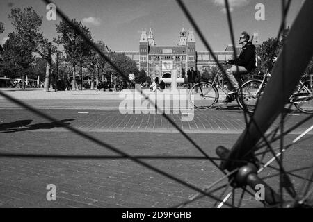 Bild am museumplein in den Niederlanden mit dem Rijksmuseum Im Hintergrund Stockfoto