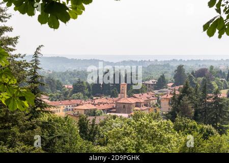 Blick auf die Landschaft des Parks von Burcina in Biella, Piemont, Italien Stockfoto