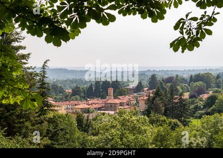 Blick auf die Landschaft des Parks von Burcina in Biella, Piemont, Italien Stockfoto