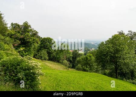 Blick auf die Landschaft des Parks von Burcina in Biella, Piemont, Italien Stockfoto