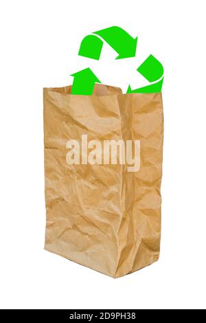Zerknitterter brauner Papierbeutel mit grünem Recycling-Zeichen geöffnet, isoliert auf einem weißen Hintergrund Stockfoto