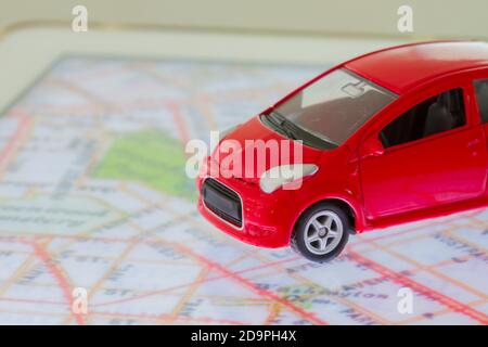 Horizontale Foto von Nahaufnahme roten Auto Spielzeug auf der Karte in Tablet-Bildschirm. Stockfoto