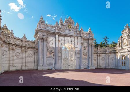 Istanbul, Türkei - 24. März 2019: Das luxuriöse Nordtor des Dolmabahce Palastes. Wunderschöne weiße Steintore mit Säulen sind mit Schnitzereien verziert Stockfoto