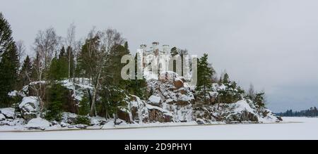 Blick auf eine Kapelle Grab von Ljudvigsburg auf der Insel der Toten im Februar Nachmittag. Wyborg, Russland Stockfoto