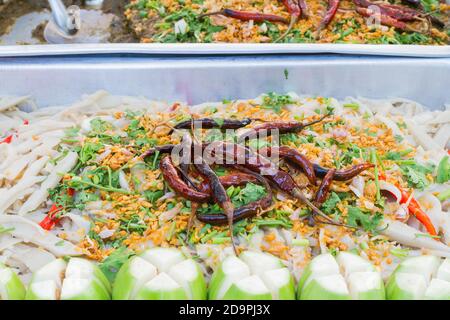 Würziger Bambussalat mit gebratenem Chili im Norden thailands, verkauft auf dem thailändischen Markt. Stockfoto