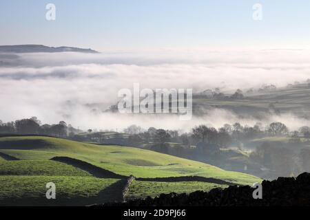 Middleton-in-Teesdale, County Durham, Großbritannien. November 2020. Wetter in Großbritannien. Dichter Nebel, der durch eine Temperaturinversion erzeugt wird, füllt das Tees Valley mit Wolken in der Nähe von Middleton-in-Teesdale an diesem Morgen. Kredit: David Forster/Alamy Live Nachrichten Stockfoto