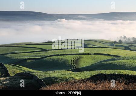 Middleton-in-Teesdale, County Durham, Großbritannien. November 2020. Wetter in Großbritannien. Dichter Nebel, der durch eine Temperaturinversion erzeugt wird, füllt das Tees Valley mit Wolken in der Nähe von Middleton-in-Teesdale an diesem Morgen. Kredit: David Forster/Alamy Live Nachrichten Stockfoto