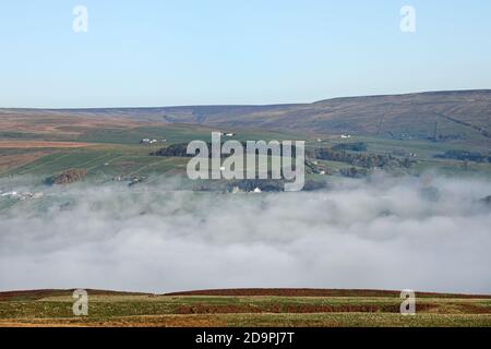 Middleton-in-Teesdale, County Durham, Großbritannien. November 2020. Wetter in Großbritannien. Dichter Nebel, der durch eine Temperaturinversion erzeugt wird, füllt das Tees Valley mit Wolken in der Nähe von Middleton-in-Teesdale an diesem Morgen. Kredit: David Forster/Alamy Live Nachrichten Stockfoto