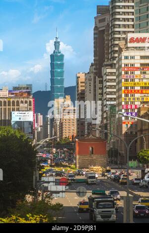 6. November 2020: Zhongxiao Road mit taipei 101 und Nordtor. Es ist ein großer arterieller Boulevard und Teil der Provinzstraße 5 in Taipei, Taiwan, Stockfoto