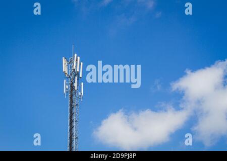 Telekommunikationsturm und wolkigen Himmel mit Copyspace auf der rechten Seite. Stockfoto