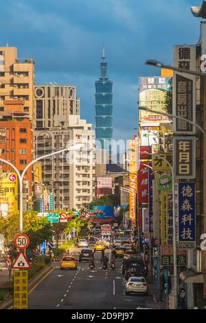 6. November 2020: Straßenansicht von taipei Stadt mit 101 Turm aus wanhua Bezirk von taipei, taiwan. wanhua Bezirk ist der älteste Bezirk, historisch Stockfoto