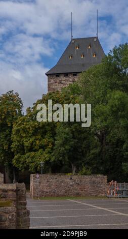Blick auf die Kirche St. Johannes Baptist auf deutsch Dorf namens Nideggen Stockfoto