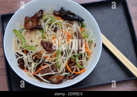 Reisnudeln rühren braten in Schüssel mit Ohrenpilzen, Vermicelli Salat, Vorspeise Stockfoto