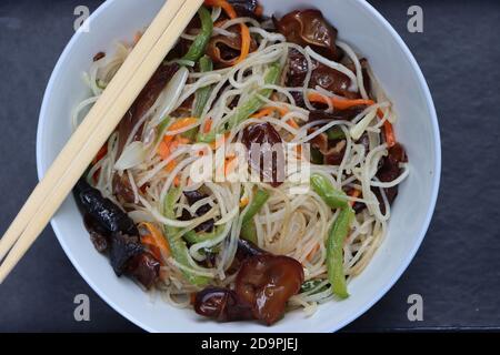 Reisnudeln rühren braten in Schüssel mit Ohrenpilzen, Vermicelli Salat, Vorspeise Stockfoto