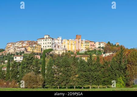 Schöner Panoramablick auf den Hügel Dorf Santa Maria a Monte, Pisa, Italien, in der Herbstsaison Stockfoto