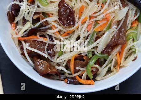 Reisnudeln rühren braten in Schüssel mit Ohrenpilzen, Vermicelli Salat, Vorspeise Stockfoto