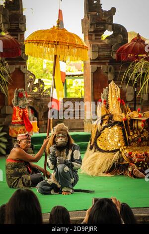 Traditioneller Balinesischer Barong-Tanz. In traditionellen Barong-Tanzaufführungen wird er in seinen Kämpfen gegen Rangda dargestellt, es ist der beliebte Teil o Stockfoto